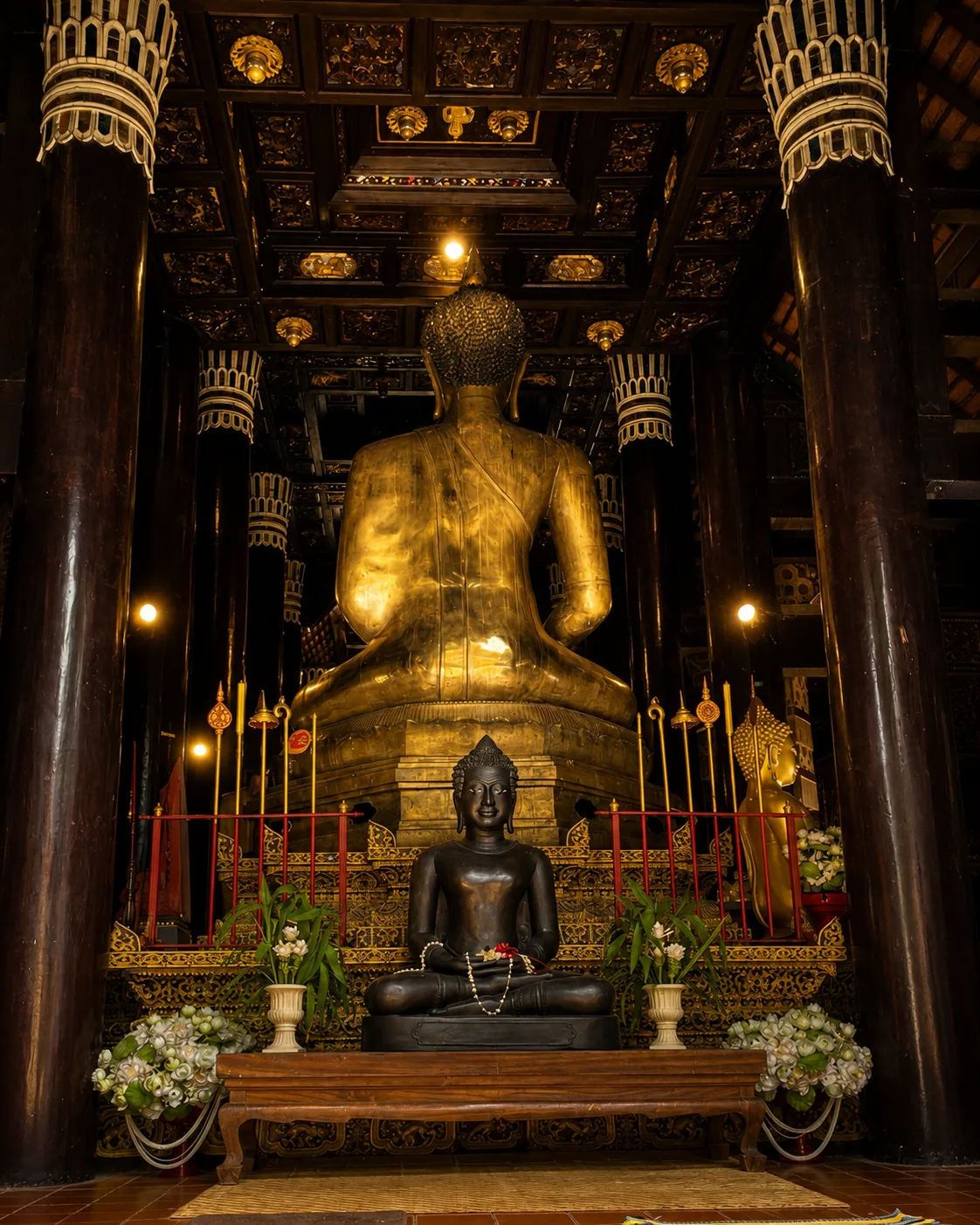 พระพุทธรูปภายในวิหาร