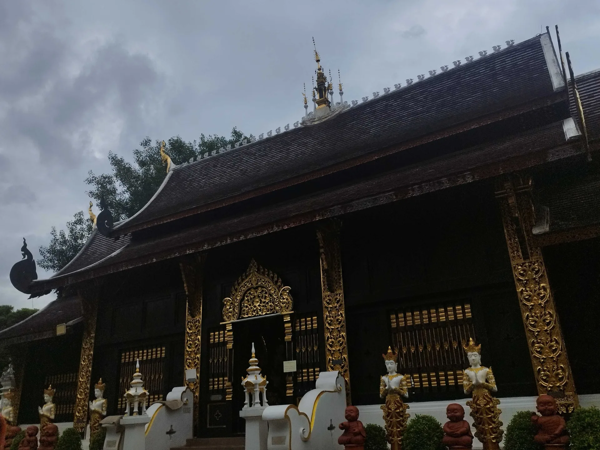 วิหารดำทอง ส่องประกายธรรม