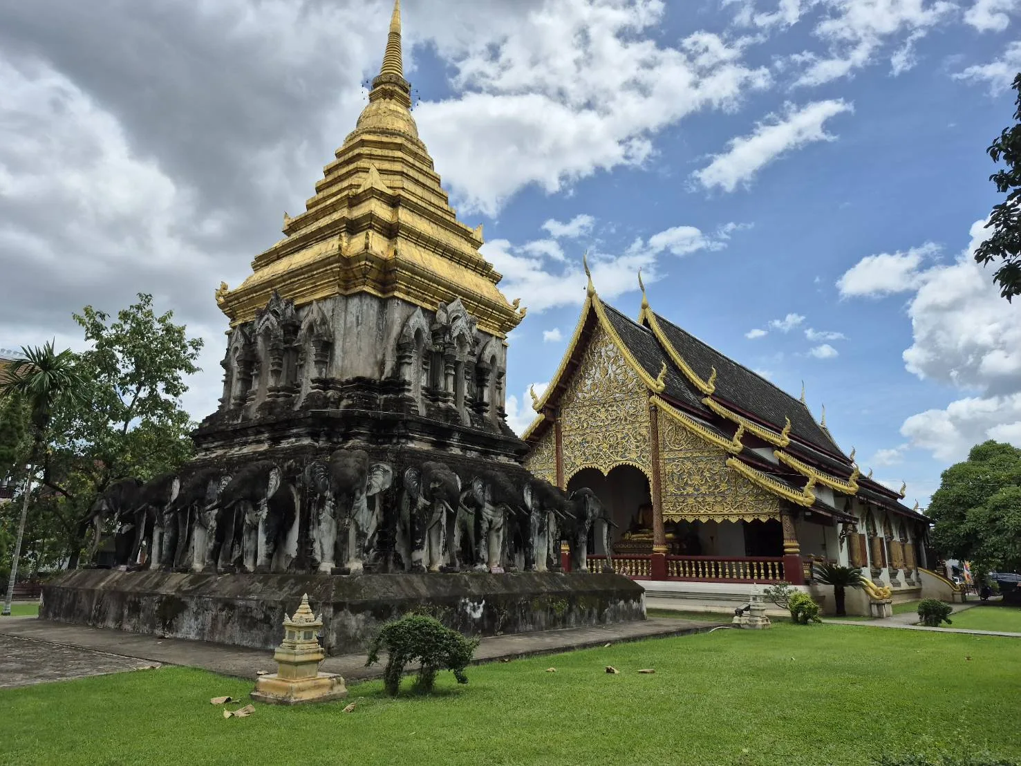 พระเจดีย์ช้างล้อมสถิตคู่เชียงมั่น