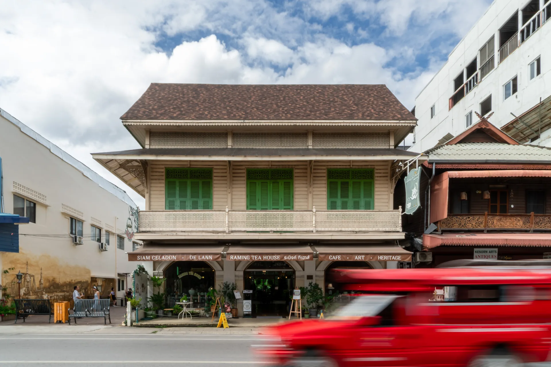 เรือนไม้เก่าที่ยังมีลมหายใจ