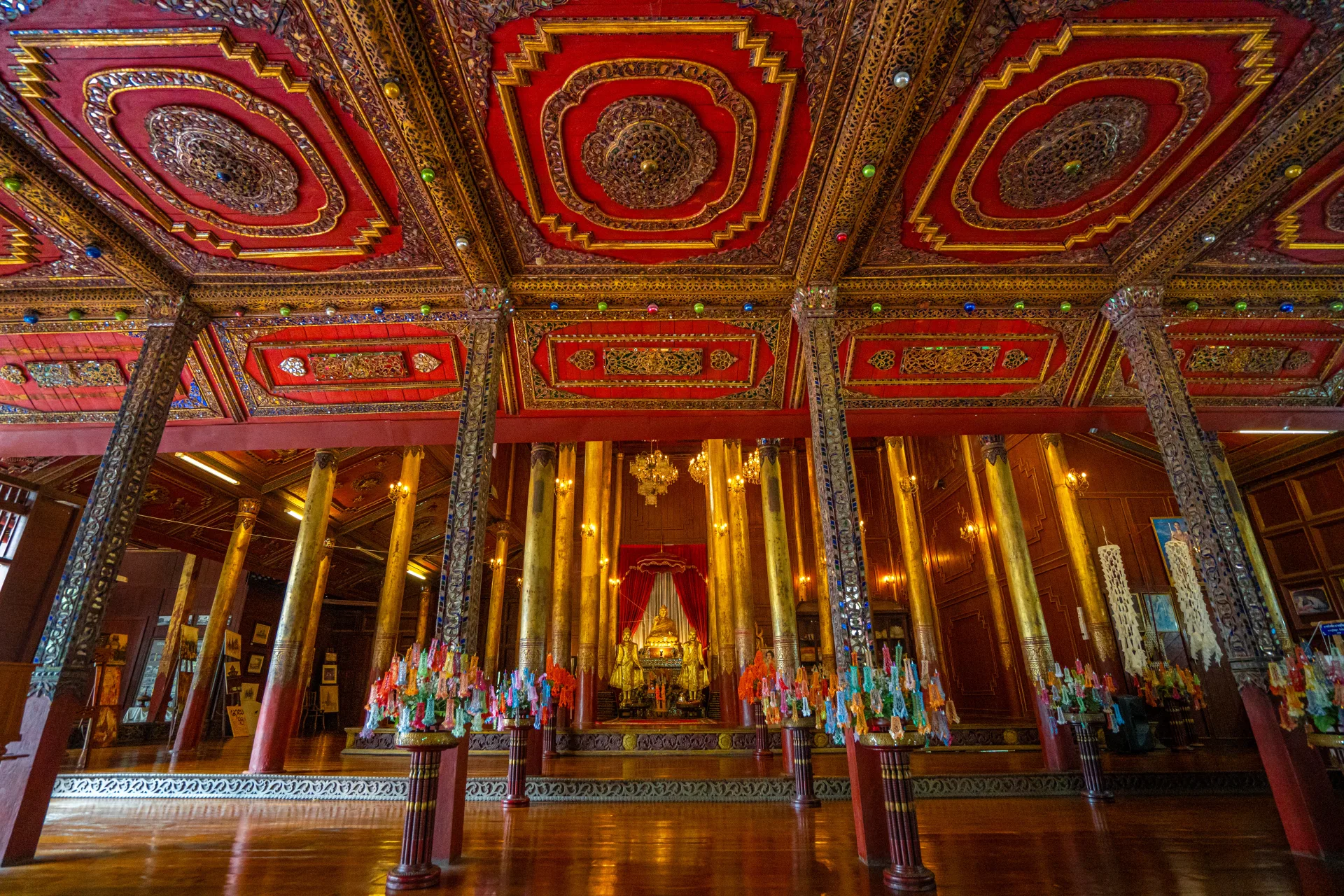 วัดจอมสวรรค์ วิหารไม้สักทรงคุณค่า