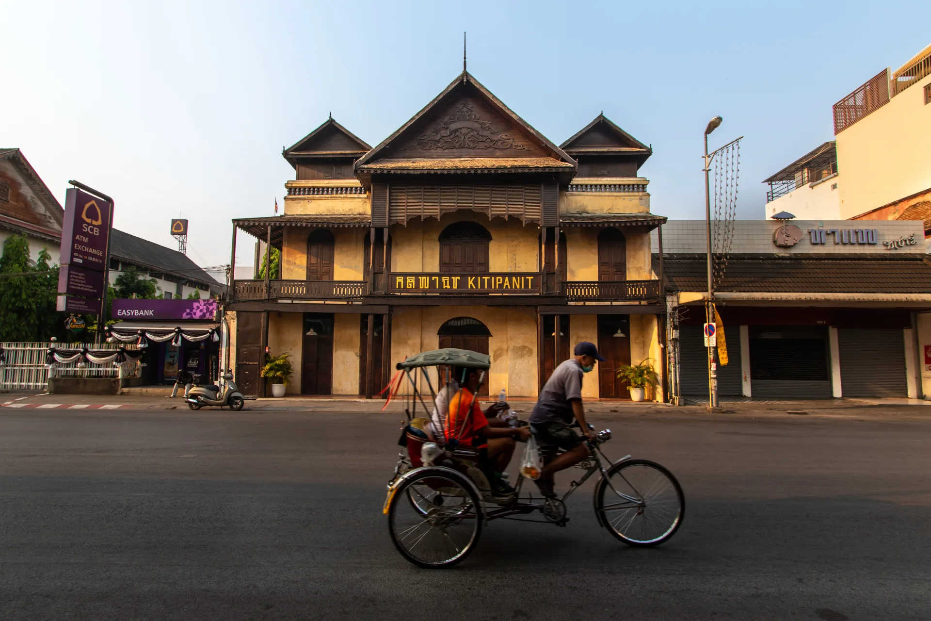 วิถียามเช้า ถ่ายทอดเรื่องราว หน้าอาคารกิติพานิช
