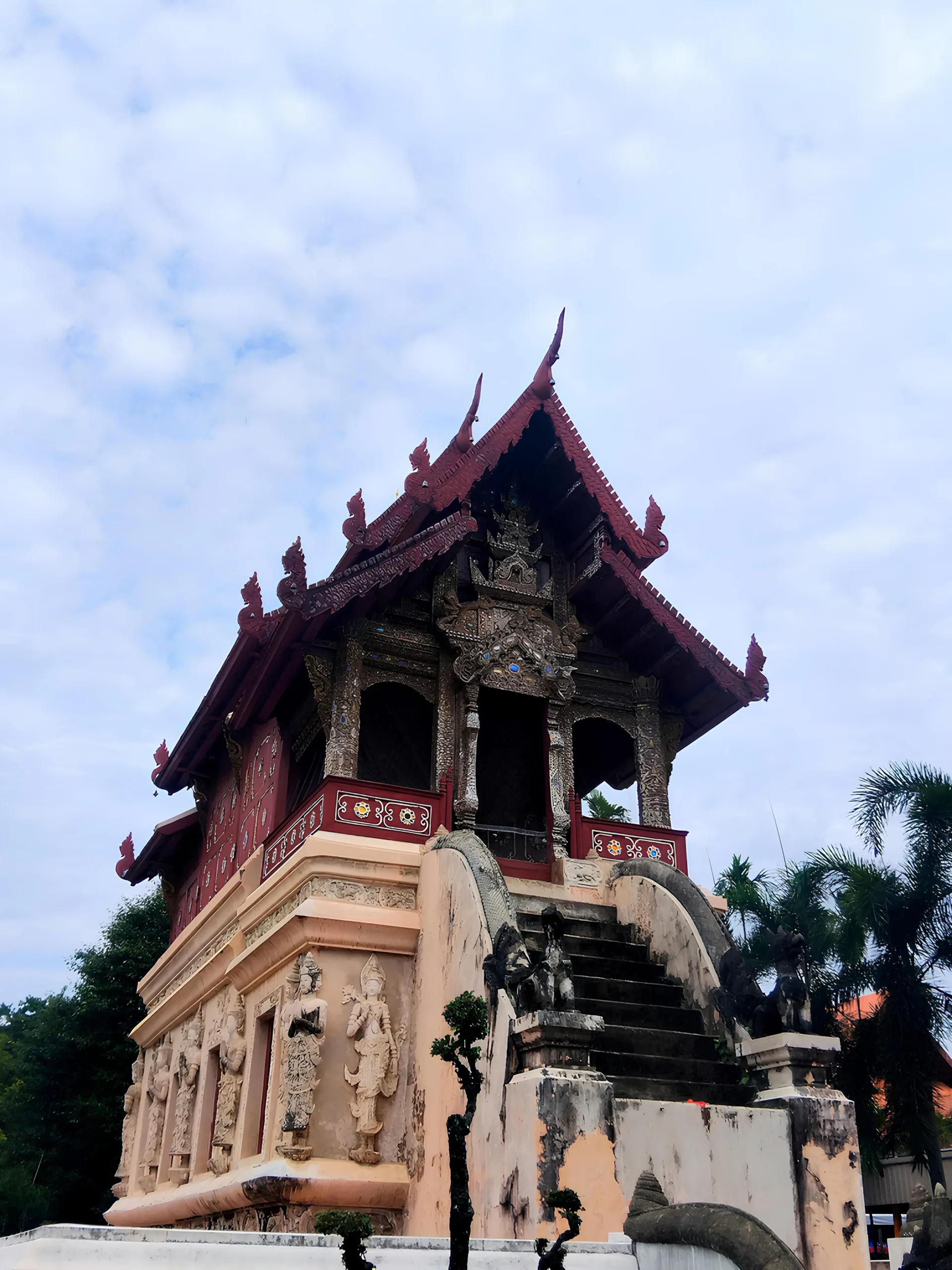 หอไตรโบราณผสานประติมากรรม