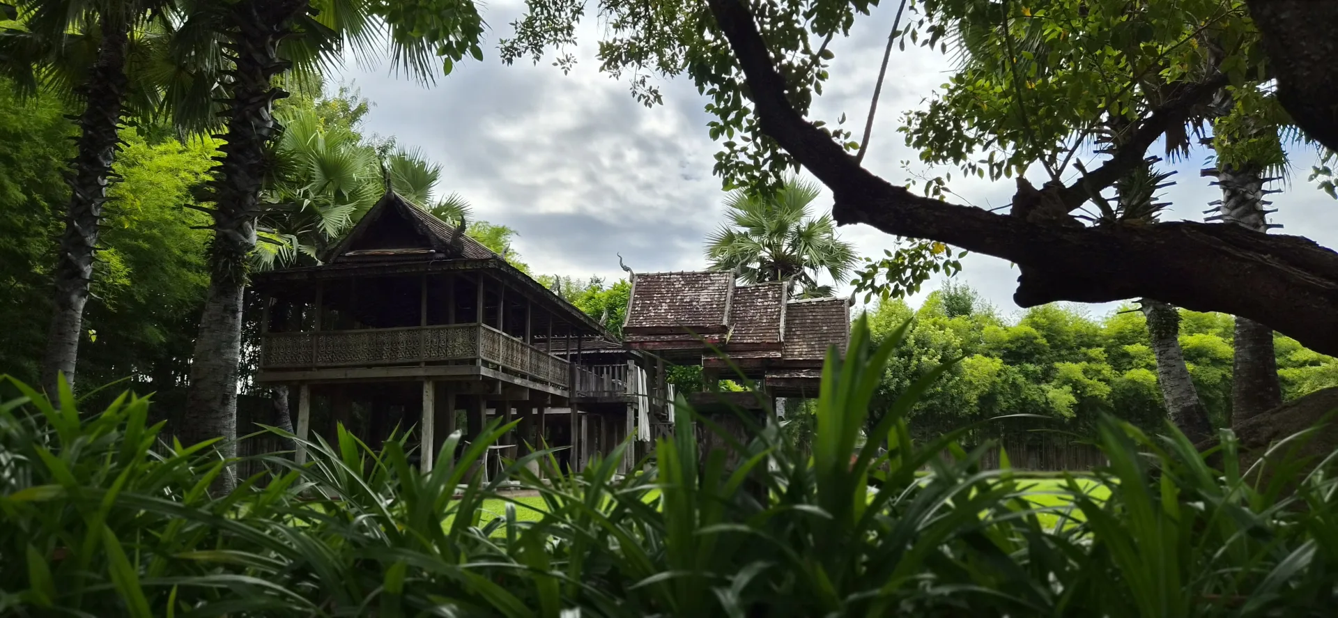 เรือนข้างวัด