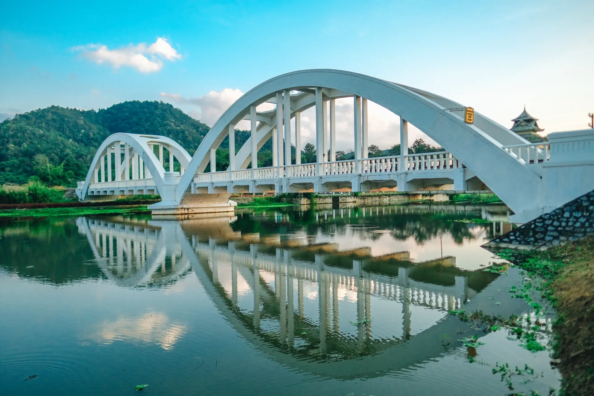 สะพานเชื่อมรัก
