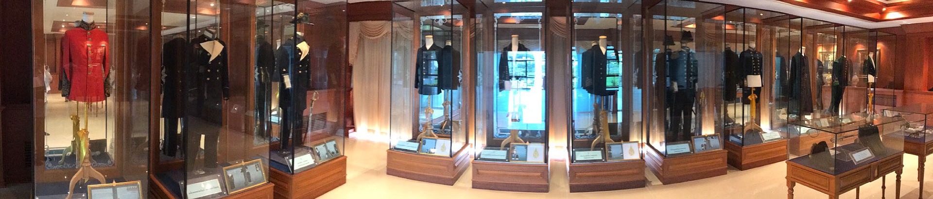 ห้องแสดงฉลองพระองค์ สมเด็จพระมหิตลาธิเบศร อดุลยเดชวิกรม พระบรมราชชนก