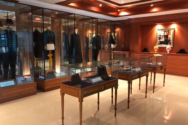 ห้องแสดงฉลองพระองค์ สมเด็จพระมหิตลาธิเบศร อดุลยเดชวิกรม พระบรมราชชนก - Image 3