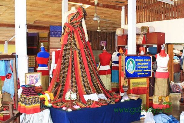 ศูนย์เรียนรู้ผ้าจกเมืองลอง และการย้อมผ้าสีครามธรรมชาติ - Image 3